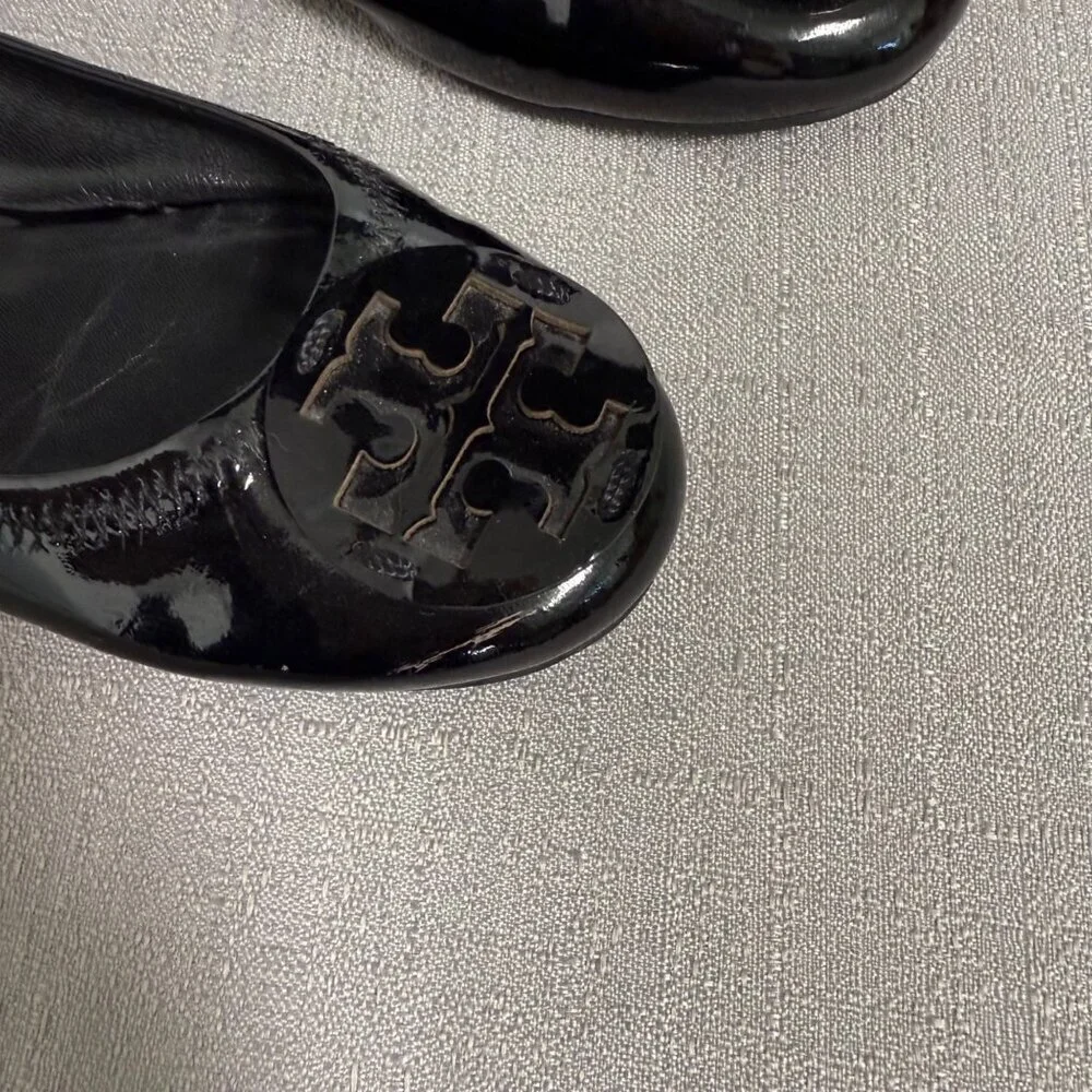 Tory Burch Reva Black Patent Leather Ballet Flats 7M Medallion Logo Timeless